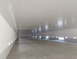 Podhled novostavby haly pro chov drůbeže